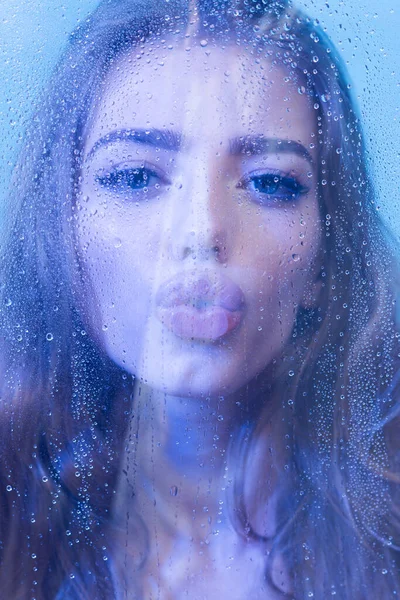 Sensual Kiss. Aqua treatment of pretty woman with long hair. — Stock Photo, Image