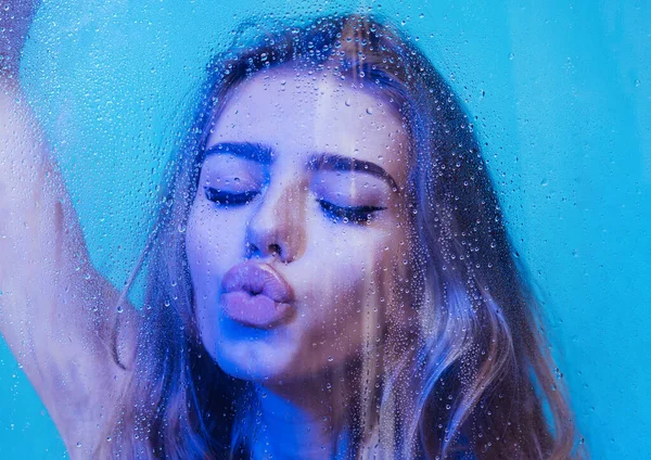 Érzelmi csók. Fürdő és szépség. spa kezelés fiatal nő hosszú göndör haj tartó ablak üveg vízcseppek. — Stock Fotó