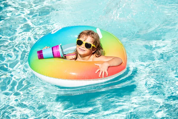Vacances d'été. Enfant à Aquapark. Cocktail enfant dans la piscine. — Photo