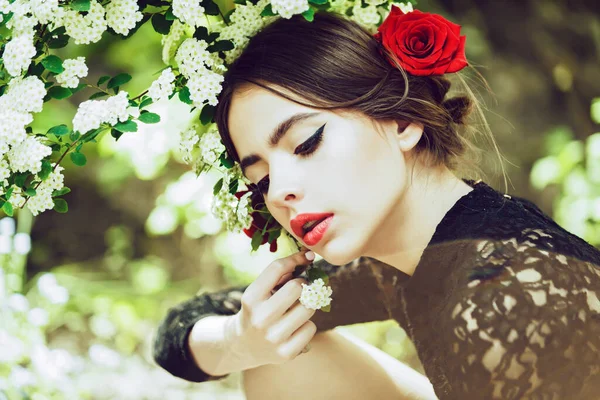 Hispanisches Mädchen mit modischem spanischen Make-up, Rosenblüte im Haar. Schöne junge Frau mit sauberer, frischer Haut. — Stockfoto