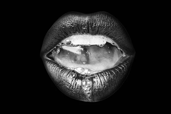 唾液在嘴里。女性张嘴，性感的嘴唇和黑色背景的牙齿特写. — 图库照片