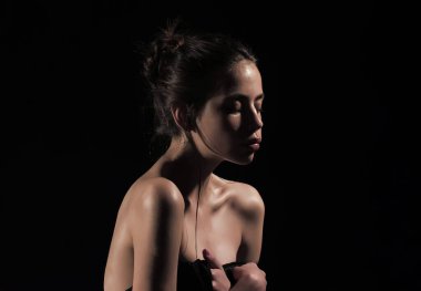 Şehvetli yüzlü ve çıplak omuzlu bir kadın. Cilt bakımı, nem, sağlık. Saflık, mükemmellik, şehvet konsepti. Güzellik ve moda.