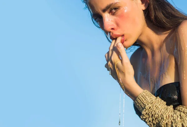 Sobremesa de mel ou néctar no rosto da mulher. Mulher com máscara de cera, cosmetologia e spa. Máscara facial orgânica natural de mel. Beleza e moda. — Fotografia de Stock