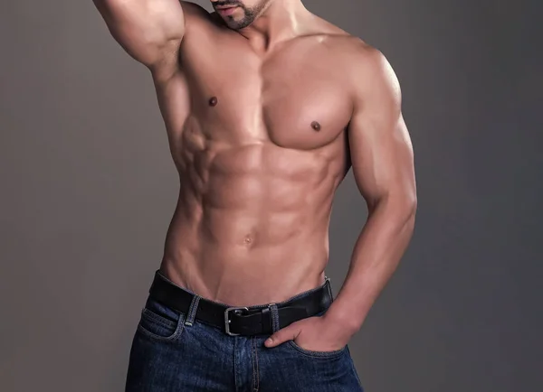 Сексуальный мужчина с мускулистым телом и голым туловищем. — стоковое фото