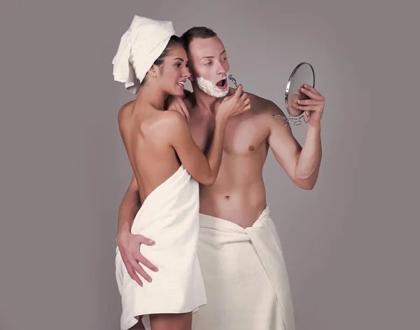 Пару дней назад. Чувственная девушка и сексуальный мужчина бреется — стоковое фото