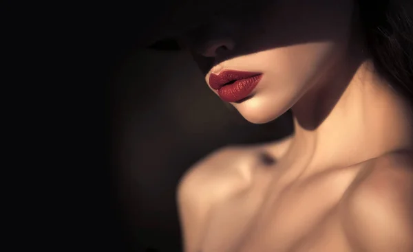 Mujer en las sombras. Mujer elegante con labios rojos. mujer elegante con hombros desnudos sobre fondo negro, espacio para copiar. —  Fotos de Stock