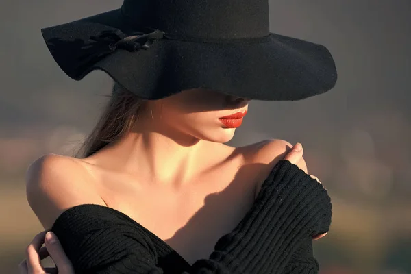 Beauté et mode. Jolie jeune femme en chapeau noir. — Photo