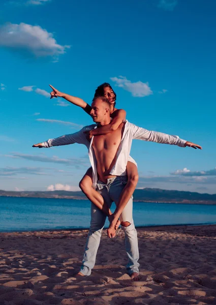 Las relaciones de amor de la pareja divertida disfrutando del día de verano juntos. Vacaciones de verano y viajes. Pareja feliz enamorada relajarse en la playa. — Foto de Stock