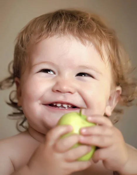 Elmalı gülümseyen erkek çocuğun portresi. Bebek yemek, tatlı çocuk yemek.. — Stok fotoğraf