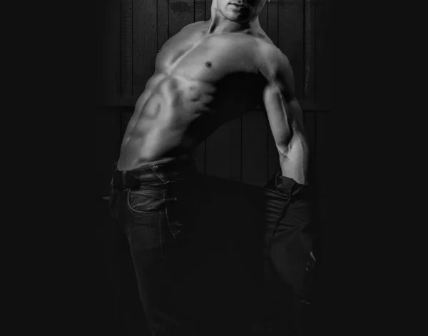 Man in shirt met gespierde romp. sensueel sexy jong doordacht gay in shirt uitkleden met naakt gespierd romp en gemaakt lichaam. — Stockfoto