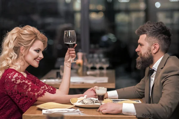Pareja relajante en restaurante de lujo. Concepto sobre el amor, la relación y los viajes. Citas personas. — Foto de Stock