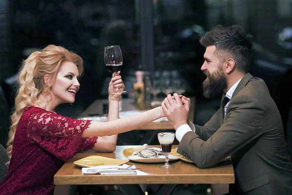 Młoda szczęśliwa para w miłości siedzi w kawiarni. — Zdjęcie stockowe
