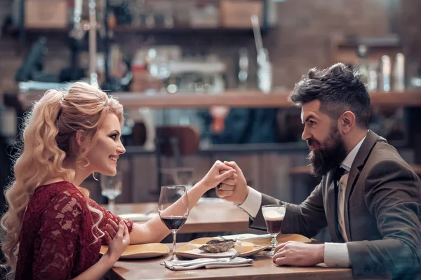 Unga lyckliga par njuter av glada ögonblick i restaurangen. Förhållandebegreppet. Dejtpar. — Stockfoto