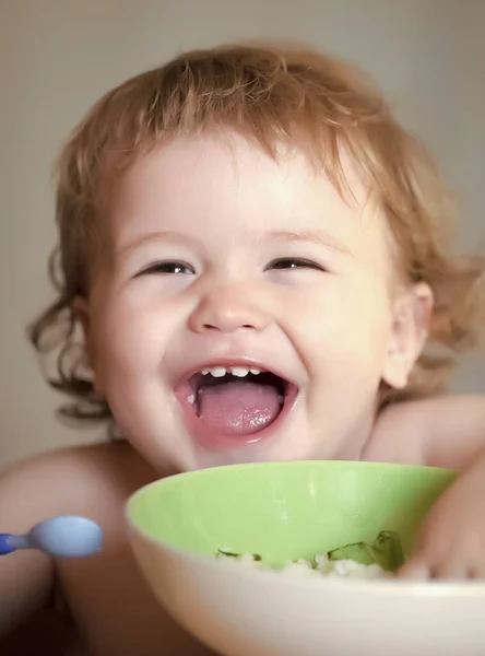 Fny kleine lachende baby die eet. Eten en drinken voor gelukkige kinderen. — Stockfoto
