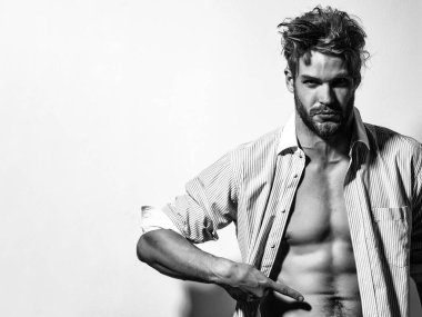 Kaslı, üstsüz erkek model seksi, çıplak gövdeyi gösteriyor. Metroseksüel erkekler çıplak. Üstsüz, atletik, seksi, çıplak adam..