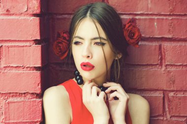 Tuğla duvar arkasında güzel bir kız, güzellik ve moda, gençlik ve ergen romantizmini seviyor. Aşkı özleyen hayaller kızı.