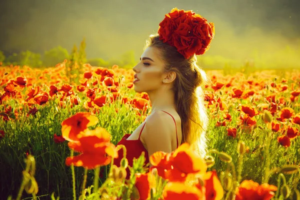 Fashion spring woman on the poppy field. — Stock Photo, Image