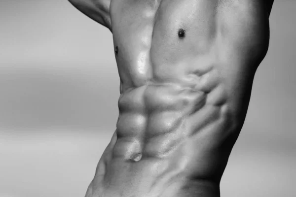 Svalnatý trup sportovce sexy muž se silným tělem. — Stock fotografie