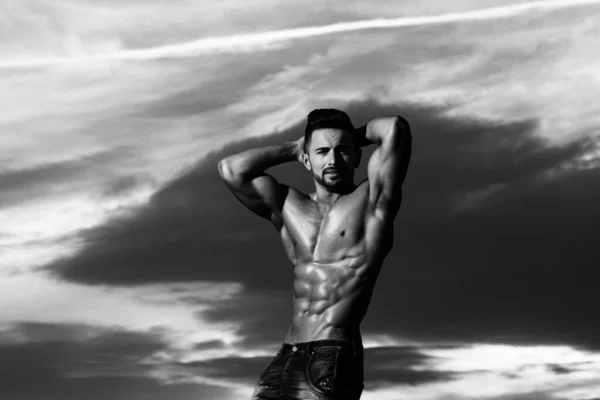 Homem forte mostrando seu corpo perfeito. Saúde dos homens. Um tipo musculoso com um tronco sexy. Ombros musculares saudáveis e peito. masculino poderoso hunk. — Fotografia de Stock