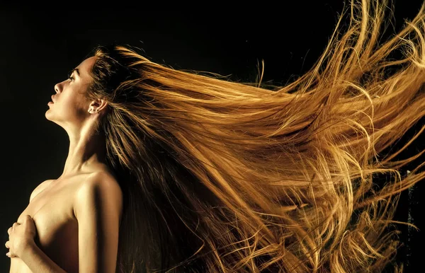 Fodrászat. Egy nagyon hosszú hajú nő. Szépségszalon. Hajápolás és sampon. Szépség portré, gyönyörű, egészséges, hosszú hajjal. — Stock Fotó