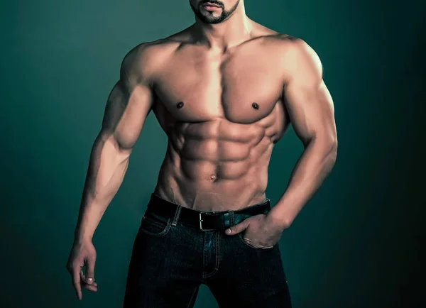 Holá hruď. Muž se svalnatým tělem a trupem. Mans silná ramena. Sportovní gay bez košile — Stock fotografie
