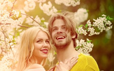 Kiraz çiçekli şehvetli bir çift. Çiçek açan baharda aşık insanlar. Aşk ve romantizm, ilişki, mutlu çift. Bahar, doğa ve çevre.