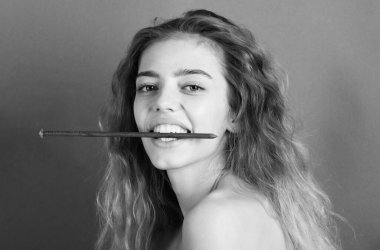 Diş bakımı. Sağlıklı dişler. Genç bir kadının mükemmel sağlıklı dişli gülümsemesi. Diş beyazlatma. Diş sağlığı kliniği hastası. Resim, oral bakım dişçiliği ve stomatolojiyi sembolize eder.