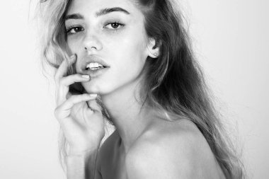 Genç kız ya da kadının uzun, sağlıklı saçlarına tırnak yapmak.