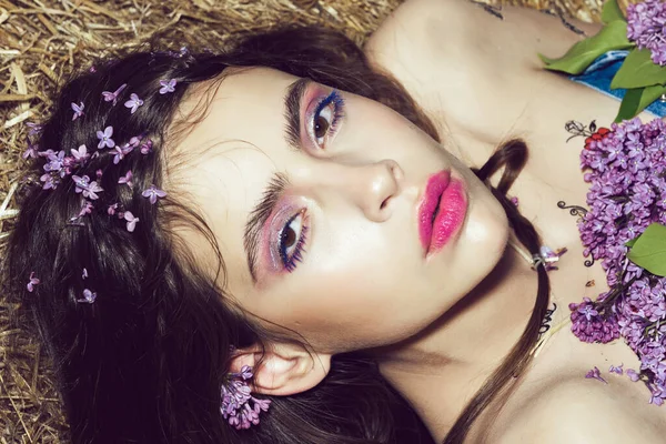 Närbild porträtt av vackra unga kvinna med bukett av lila blommor med mode makeup. Söt tjej med trendig makeup och röda läppar. Hispanikstil — Stockfoto