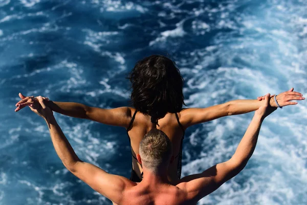 Jeune couple romantique sur le bateau avec piste d'eau. Les gens d'été sur la mer. — Photo