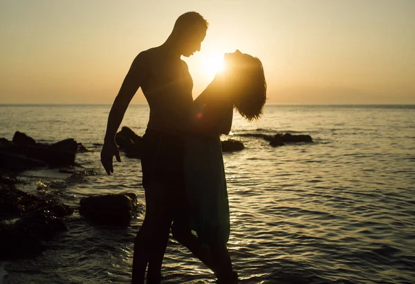 Jeune couple romantique sur la plage, silhouette. — Photo