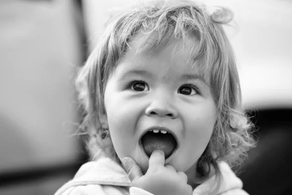 Αστείο χαριτωμένο μικρό παιδί αγοράκι με δάχτυλο στο στόμα. — Φωτογραφία Αρχείου