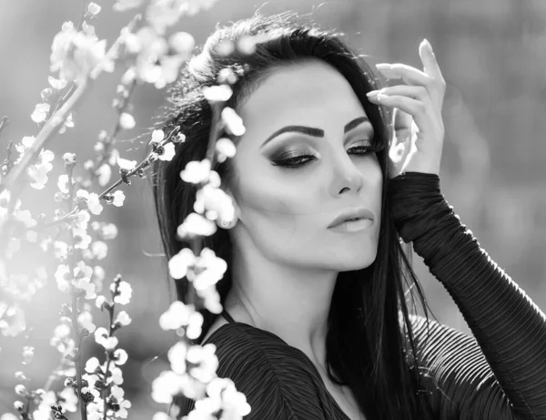 Mujer de moda de primavera al aire libre retrato en los árboles en flor. Belleza Mujer romántica en flores. Señora Sensual. Hermosa mujer disfrutando de la naturaleza. Belleza romántica. —  Fotos de Stock