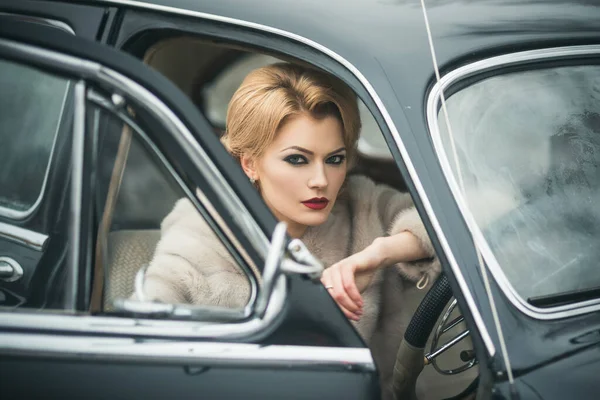 Speld een vrouw vast in een retro auto. Schoonheid en mode. Vintage vrouwelijk model. — Stockfoto