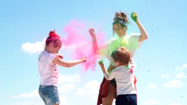 Festival de crianças holi. Crianças brincando com pó de cor. Infância feliz. — Vídeo de Stock