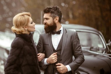 Romantik bir randevuda aşık olan eski bir çift. Sakallı adam ve kürklü seksi kadın. Retro tahsilat arabası. Eski insanlar..
