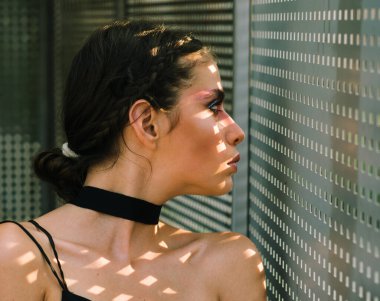 Kadın hayal kuruyor ya da düşünüyor, yalnız. Modaya uygun bir kız görünüşü. Güzellik ve moda kızı.