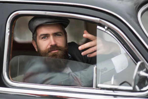Людина в ретро-автомобілі демонструє комунікативний жест. Вінтажна чоловіча модель . — стокове фото