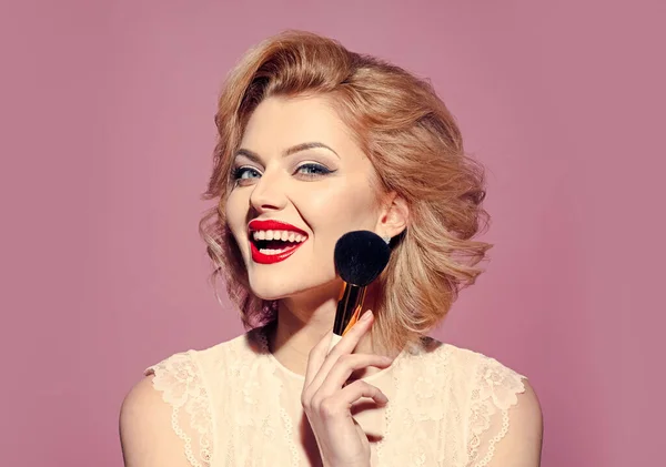 Hermosa mujer con maquillaje pinup. Forma de flecha de moda. Maquillaje belleza con cepillo. — Foto de Stock