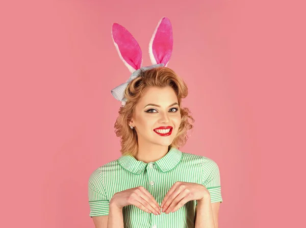 Mujer de Pascua, chica con orejas de conejo. Divertido concepto de Pascua. —  Fotos de Stock