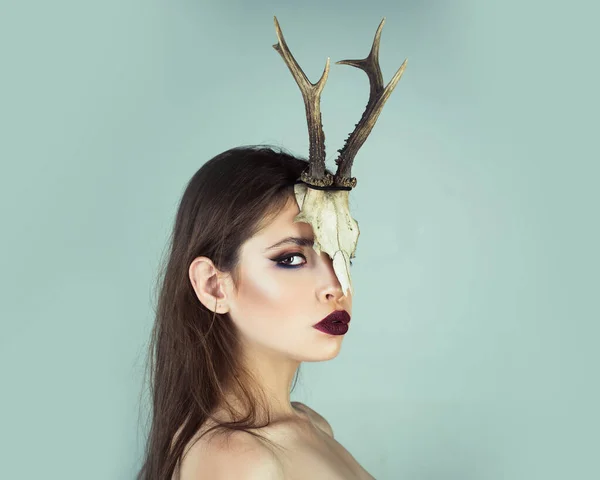 Woman ram in animal skull horns. Young witch. Woman witch, halloween. Beauty of woman with animal skull and antlers. — Stock Photo, Image