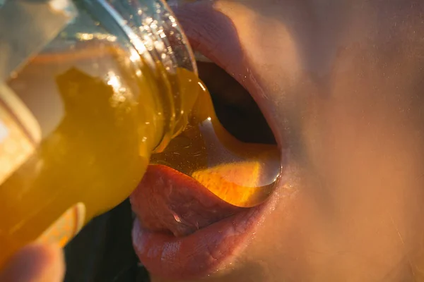 蜂蜜滴在性感女孩的唇上。口吃蜂蜜。甜花蜜. — 图库照片