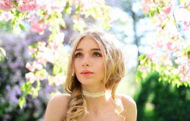 Genç bir kadın baharın tadını çıkarıyor. Doğadaki güzel kız..