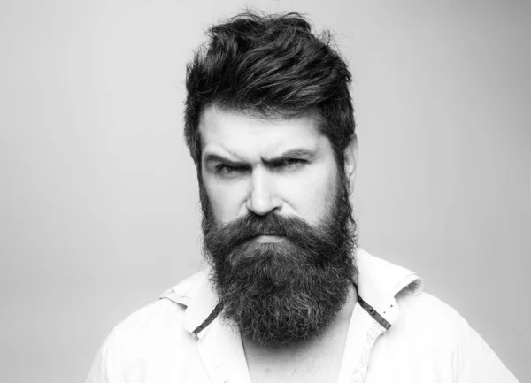 Man met lange baard, snor en stijlvol haar. Strikt gezicht. Een man met modern kapsel bezocht de kapper. Kappers- of kappersconcept. — Stockfoto