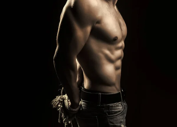 Сексуальный мужчина с мускулистым телом со связанными руками по веревке. — стоковое фото