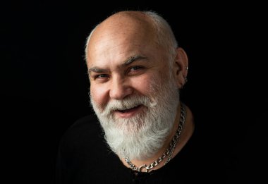 Mutlu emeklilik. Kameraya bakan yaşlı, gülümseyen emeklinin portresini yakından çek. İhtiyar. Modern büyükbaba, büyükbaba.