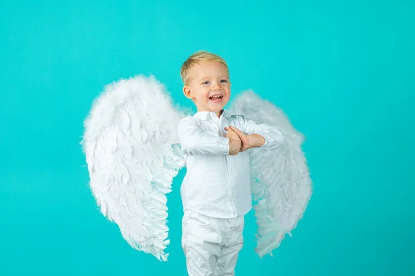 Criança bonito com asas de anjo, isolado em azul. — Fotografia de Stock