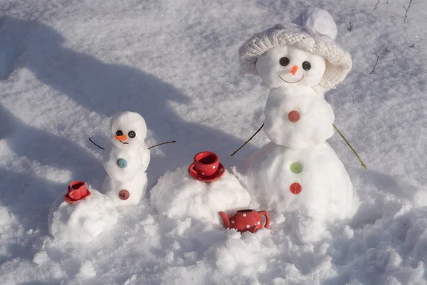 Familia muñeco de nieve con taza de café. Hombre de nieve zanahorias y ceremonia del té. — Foto de Stock