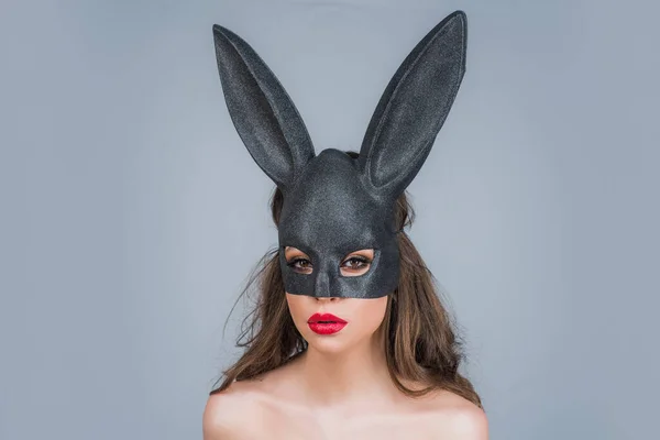 Mujer conejita de Pascua con máscara de encaje negro. Caza de huevos. Orejas de conejo. —  Fotos de Stock