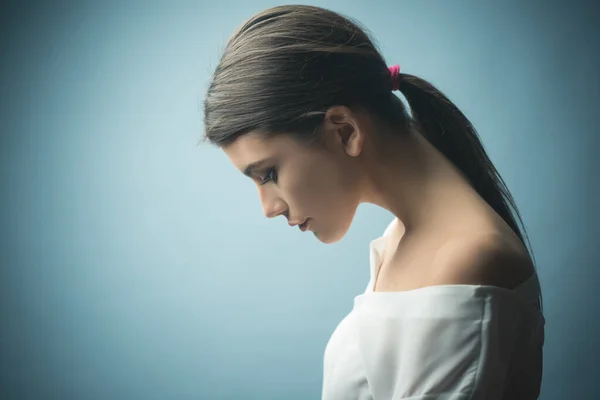 Che tristezza. Una donna triste guarda in basso. Depressione e problemi di vita. — Foto Stock